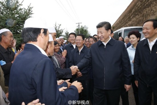 习近平赴宁夏考察:坐炕上同贫困户唠嗑 冒雨视