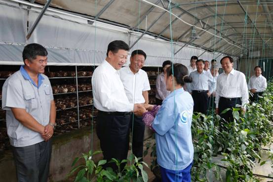 习近平赴宁夏考察：坐炕上同贫困户唠嗑 冒雨视察蔬菜基地习近平总书记19日乘车前往永宁县闽宁镇原隆移民村，先后走访了村里的农业科技大棚、党群服务中心、卫生站......【详细】 