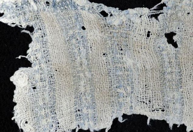 據聯合早報網報道，科學家在秘魯發現一塊被染成靛藍色、具6200年歷史的布料，這塊布料可能是現今牛仔褲的
