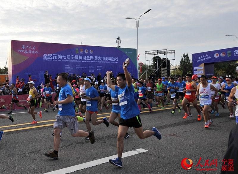 万人齐跑马拉松 吴忠上演速度与激情