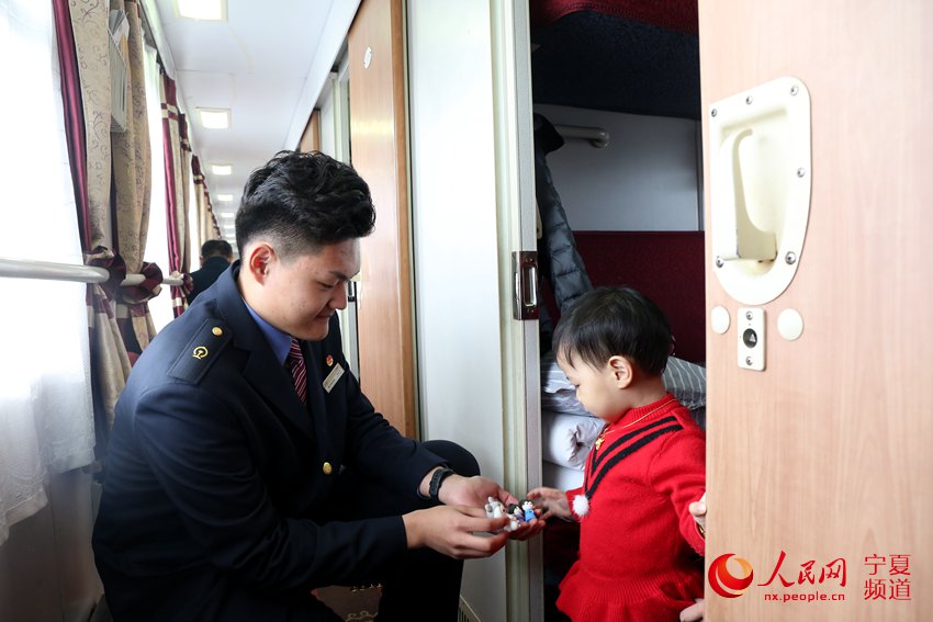 春運首日，銀川至上海K1331次列車乘務人員捏制卡通吉祥物，送給乘車小旅客