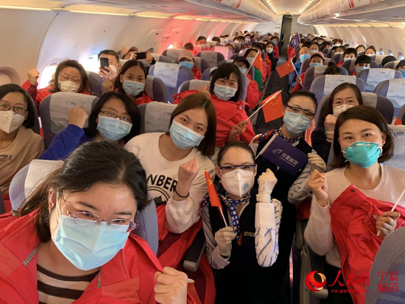 機組人員與援湖北醫療隊一起為武漢、中國加油。圖片由華夏航空提供