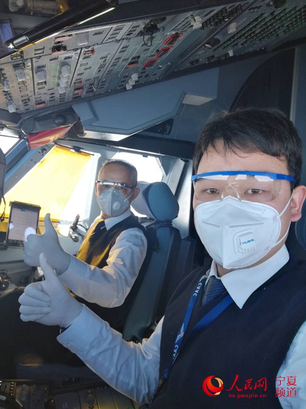 起飛前，G59024航班的飛行員在駕駛艙內做出“加油”手勢。圖片由華夏航空提供