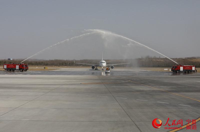 河東機場以“過水門”的儀式歡迎寧夏援助湖北醫療隊隊員乘坐飛機回家。梁宏鑫 攝