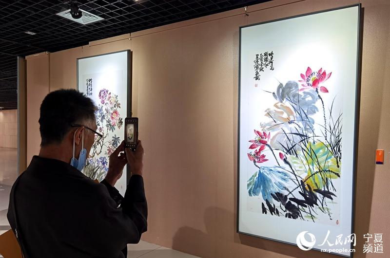 【組圖】“塞上江南·美麗寧夏”主題美術創作展在銀川啟幕 人民網 高嘉蔚攝