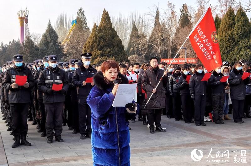 青年普法志願者、興慶區司法局及公安民警誦讀憲法條目。高嘉蔚攝