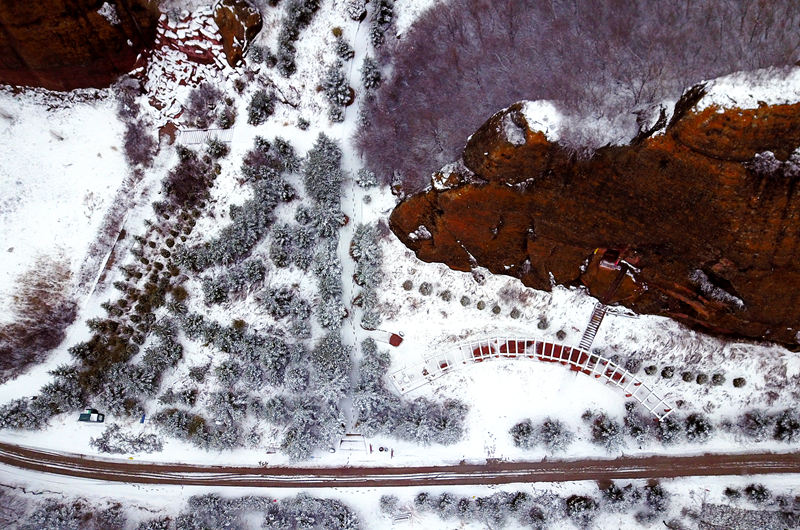 俯瞰整個火石寨國家地質（森林）公園，讓人錯覺以為一夜入冬。馬文海攝。