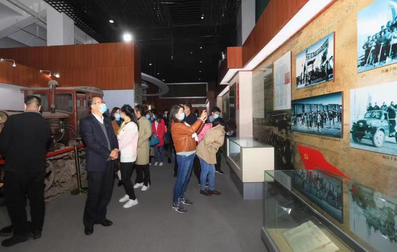 游客在宁夏农垦博物馆中参观。赵志阳摄