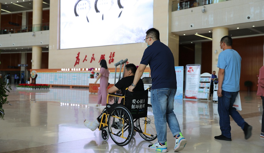 銀川市民使用共享輪椅。馮浩楠攝