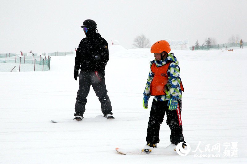 爱好者正在滑雪。人民网 赵茉钰摄