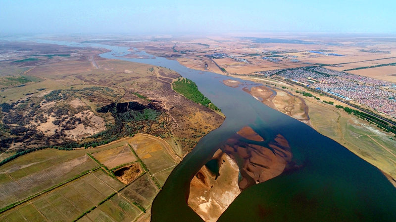 從空中俯瞰，蜿蜒的濕地與成片的稻田在黃河兩岸綿延。李靖攝