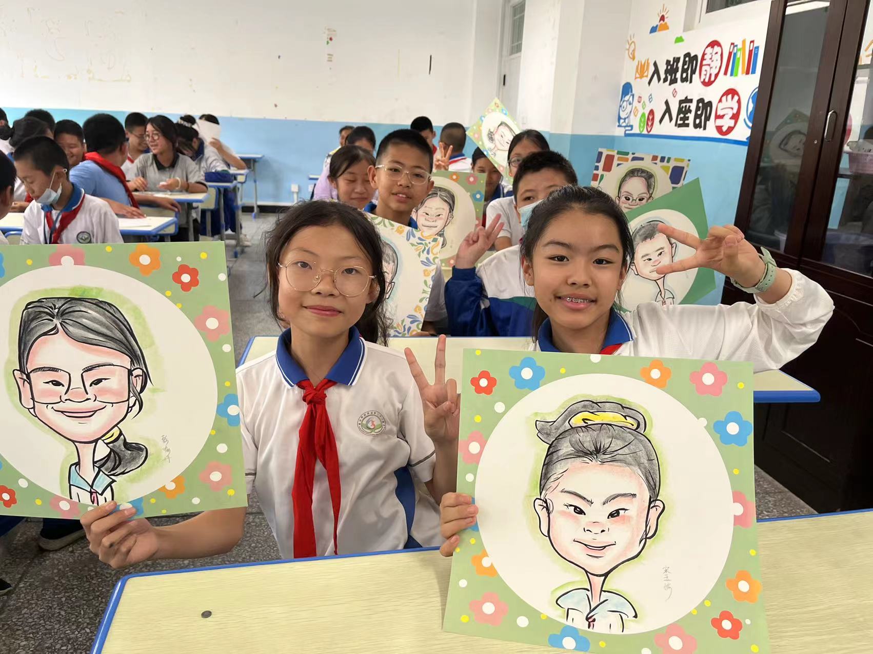 孩子们在展示自己的“定制版”漫画。图片由受访者提供