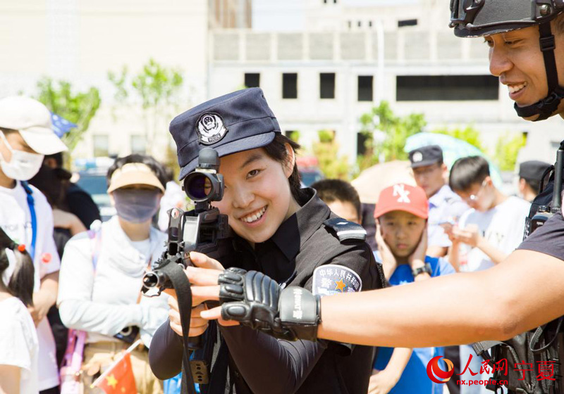 民警展示步槍使用技巧。 人民網 張海峰攝