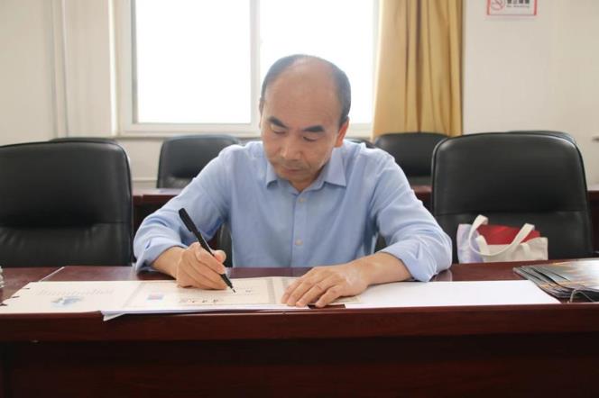 宁夏大学美术学院副院长杨瑞在手写录取通知书。苏畅摄