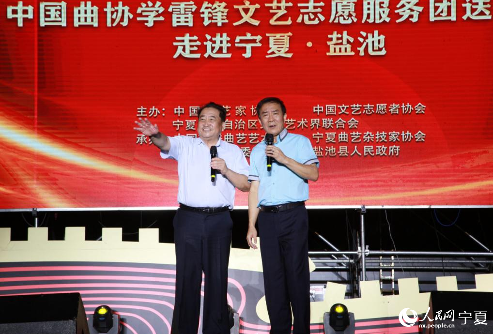 姜昆（左）和戴志诚表演相声《欢歌笑语》。人民网 李甜甜摄