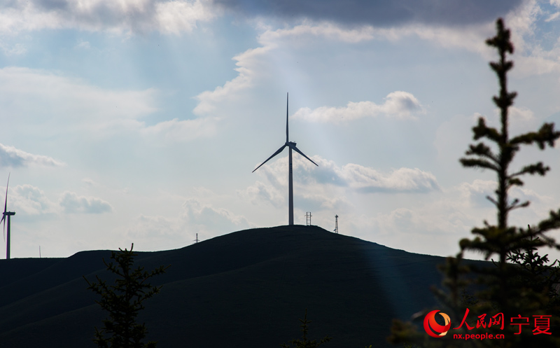 南华山中矗立的风力发电机。 人民网 张海峰摄