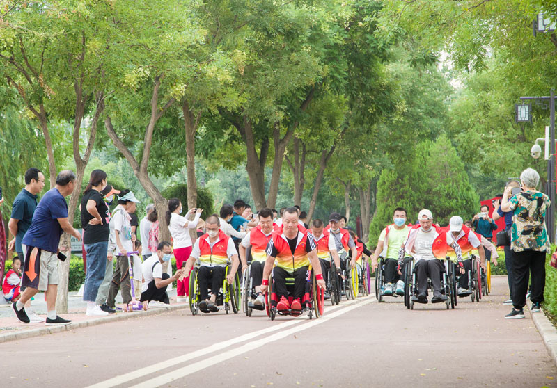 轮椅竞速赛吸引众多群众围观加油。 人民网 张海峰摄