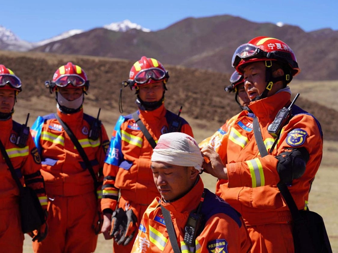马小平（右一）参加“应急使命2022”抗震救灾实战演练。