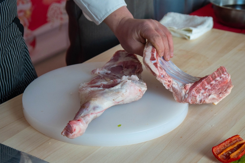 大厨正在制作面包羊羔肉。中卫市委宣传部供图