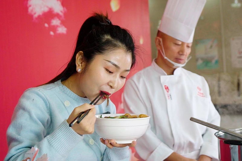 主持人品尝美食。中卫市委宣传部供图
