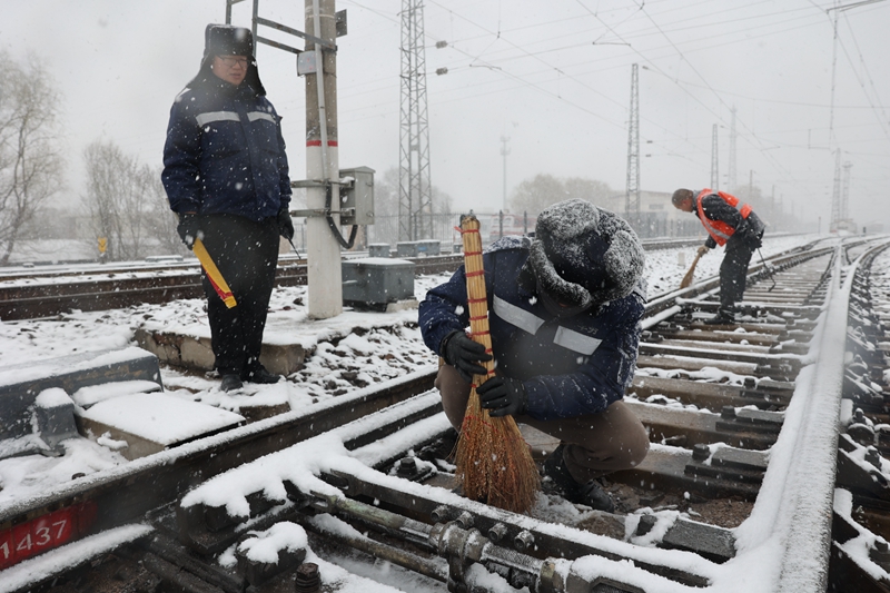 铁路职工在进行道岔除雪作业。尹盘龙摄