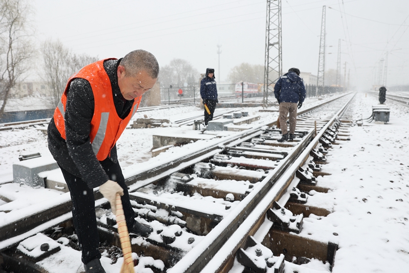 铁路职工在进行道岔除雪作业。尹盘龙摄