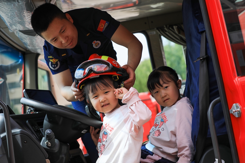 孩子們乘坐體驗消防車。劉坤攝