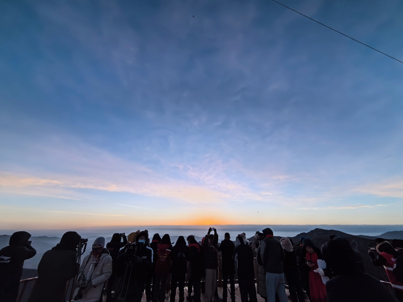 摄影爱好者拍摄宁夏六盘山“第一缕阳光”。固原市委宣传部供图