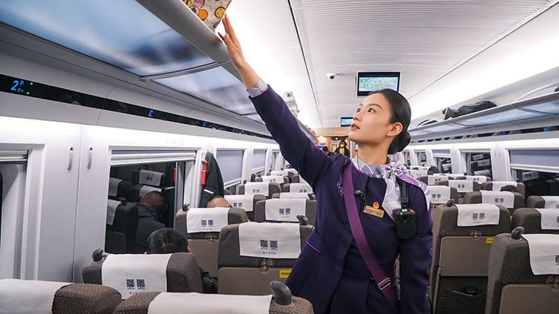 銀川至貴陽北直達動車1月10日啟程，列車員正在檢查行李。銀川客運段供圖