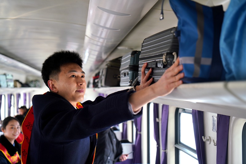 列車員幫游客整理行李。銀川客運段供圖