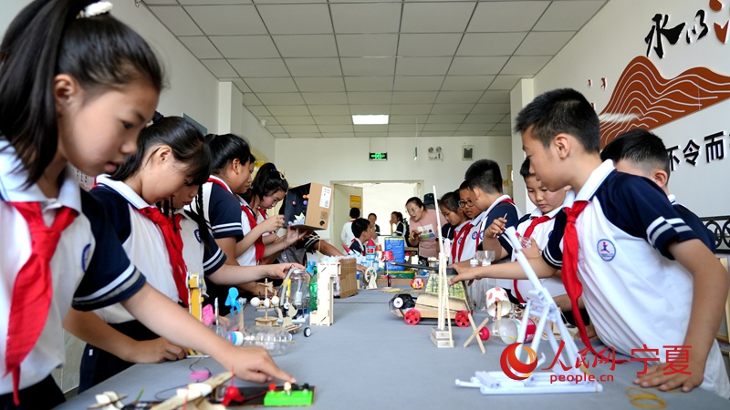 学生们学习科学知识，体验科学魅力。人民网 李甜甜摄