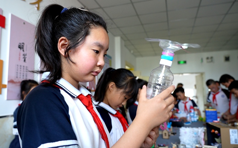 学生们学习科学知识，体验科学魅力。周悦摄