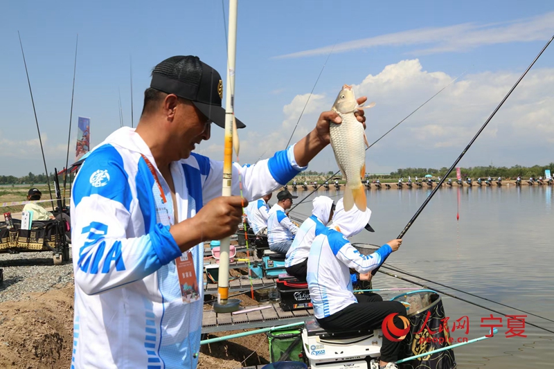 魚上鉤。賀蘭縣委宣傳部供圖