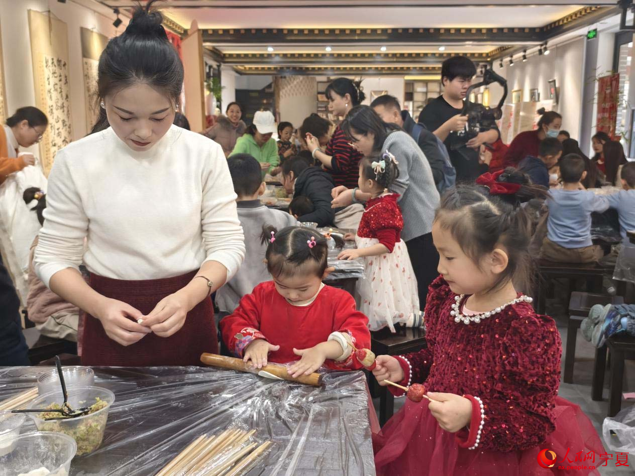 現場包餃子。人民網 李甜甜攝