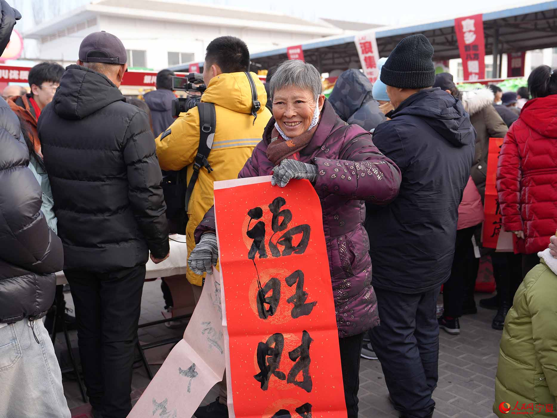 市民展示春联。人民网 周航摄