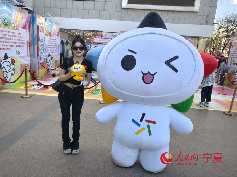 活動現場市民與 樂小星 合影。人民網記者 梁宏鑫攝