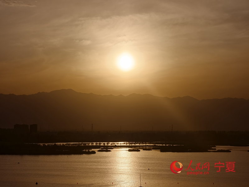 覽山公園日落。人民網記者 梁宏鑫攝