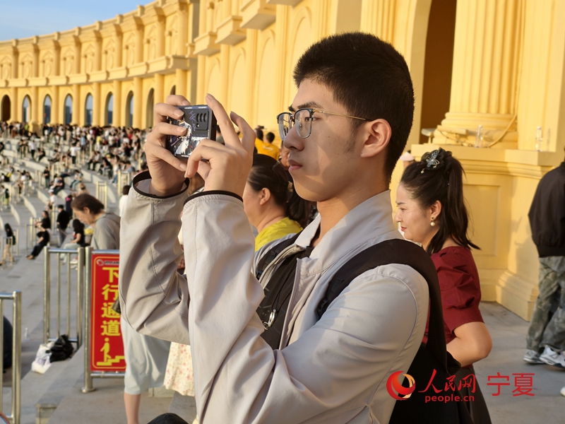游客正在拍攝覽山公園日落。人民網記者 梁宏鑫攝