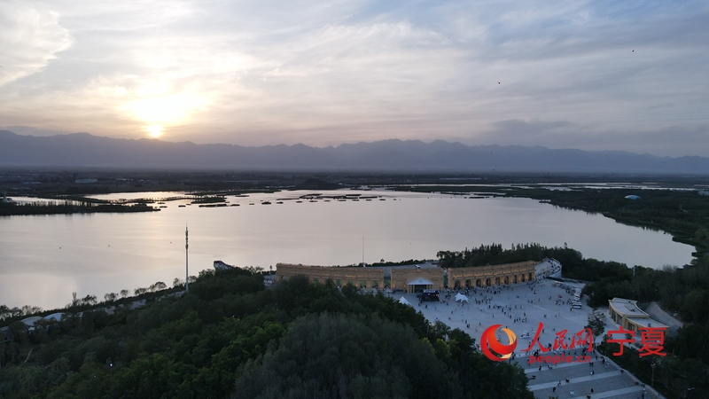 在銀川，邂逅最浪漫的日落。人民網記者 梁宏鑫攝