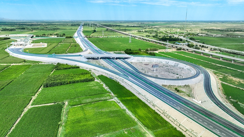 乌玛高速惠农至石嘴山段建成通车。刘宵华摄