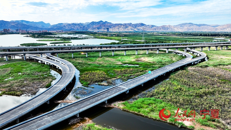 烏瑪高速惠農至石嘴山段建成通車。人民網記者 梁宏鑫攝
