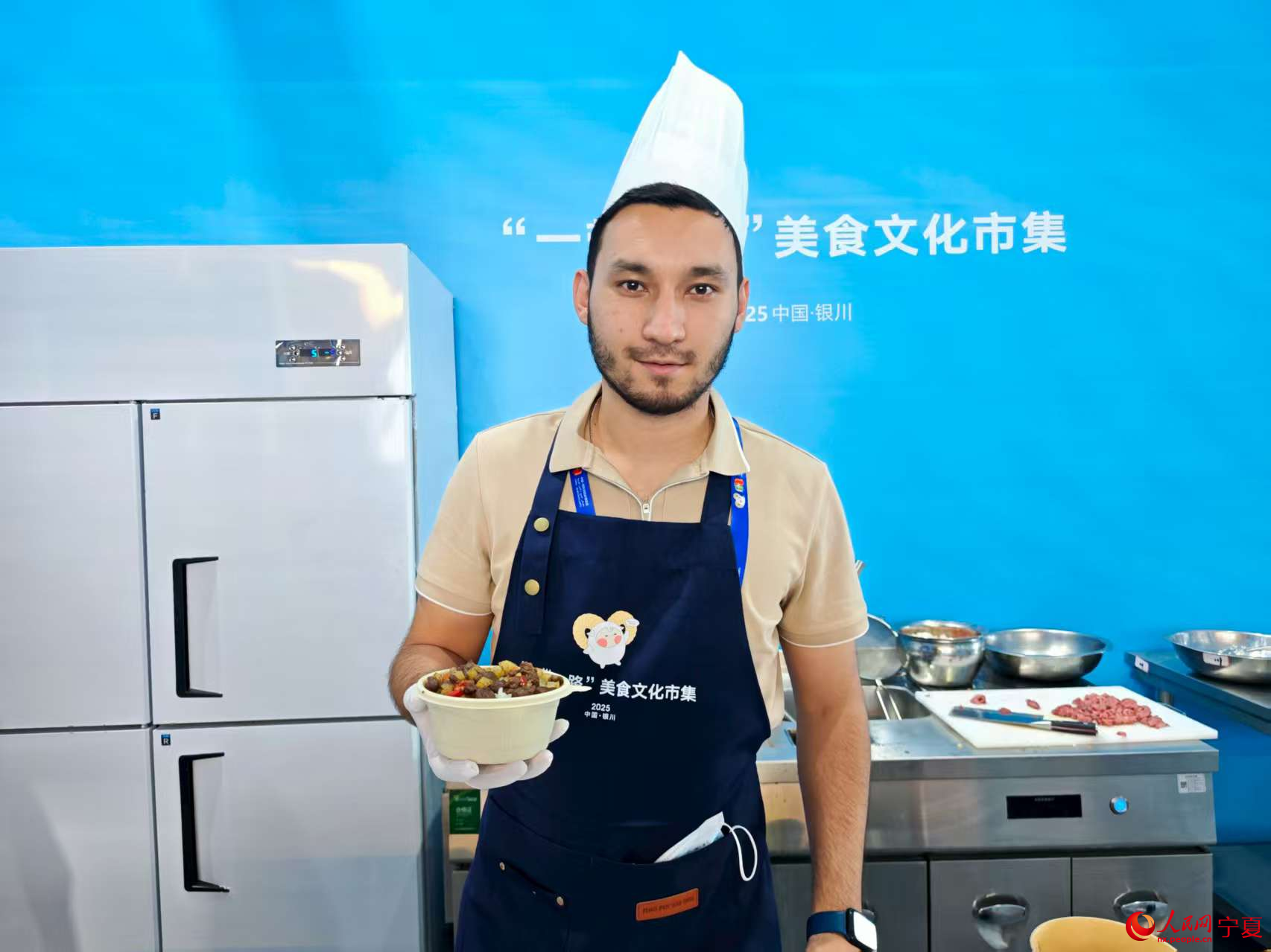 展示美食的廚師。人民網記者 閻夢婕攝