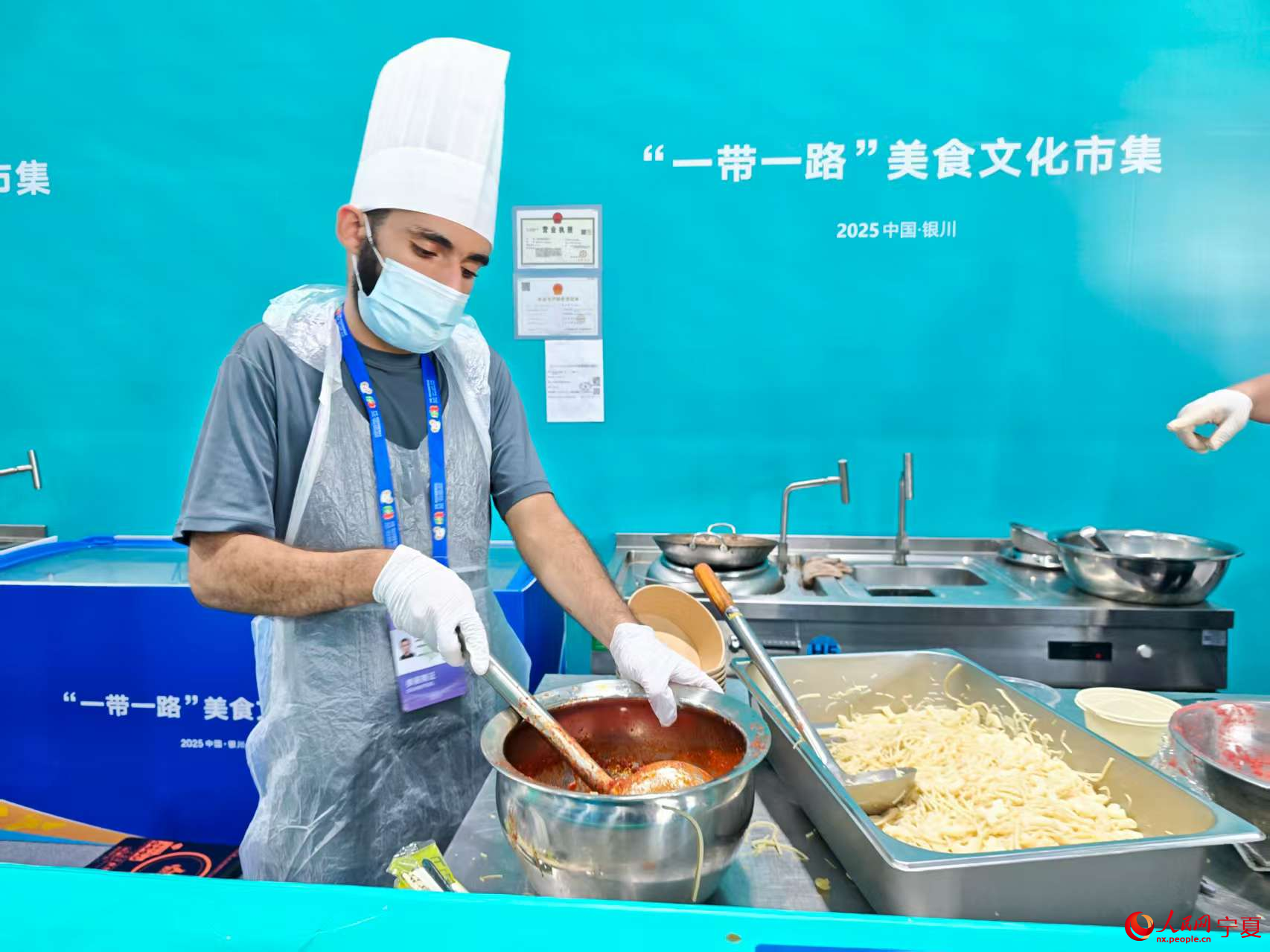 埃及廚師正在制作埃及意面。人民網記者 閻夢婕攝