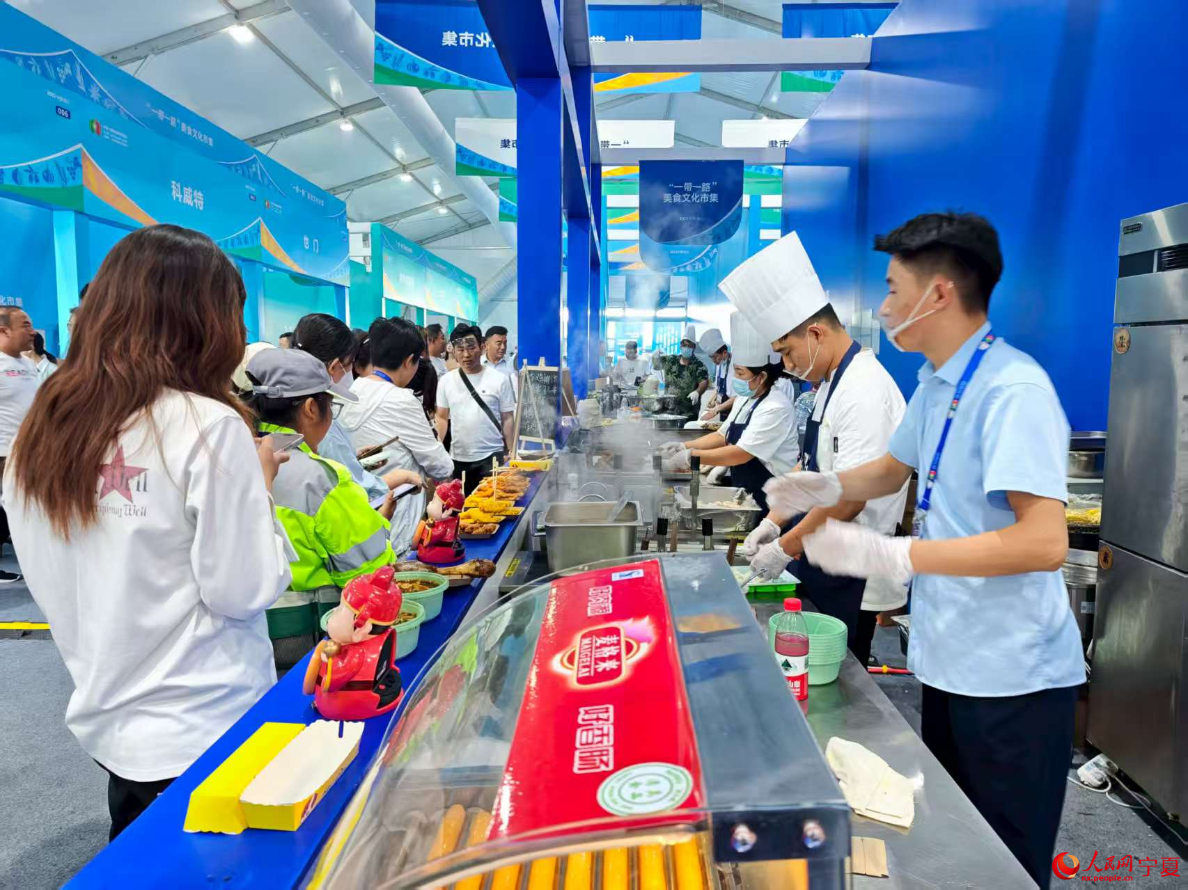 排隊購買美食的市民。人民網記者 閻夢婕攝