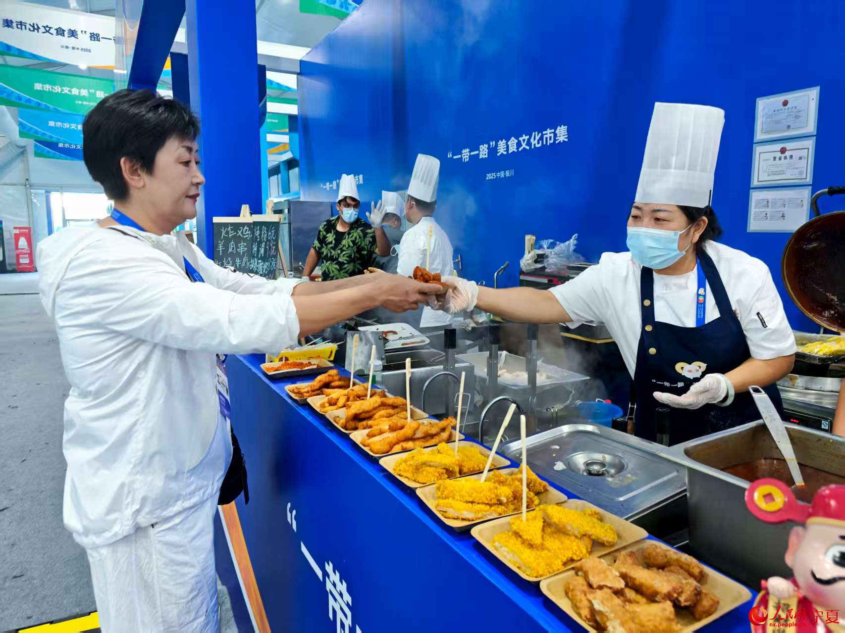 購買美食的市民。人民網記者 閻夢婕攝