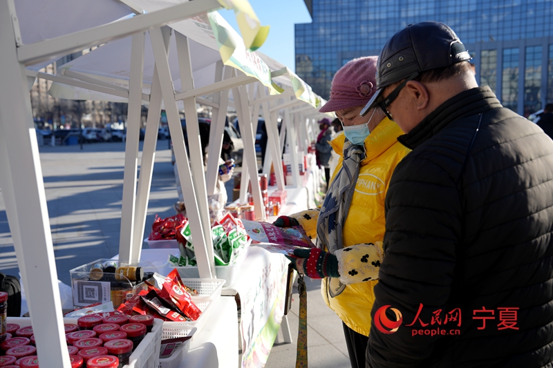 市民正在選購特色農產品。人民網記者 梁宏鑫攝