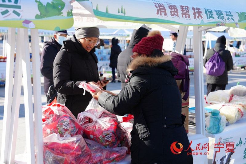 市民正在选购特色农产品。人民网记者 梁宏鑫摄