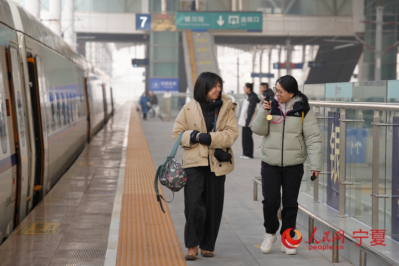 包銀高鐵旅客正在進站。人民網記者 梁宏鑫攝