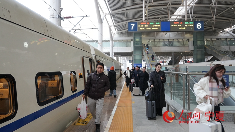 旅客正在進站。人民網記者 梁宏鑫攝