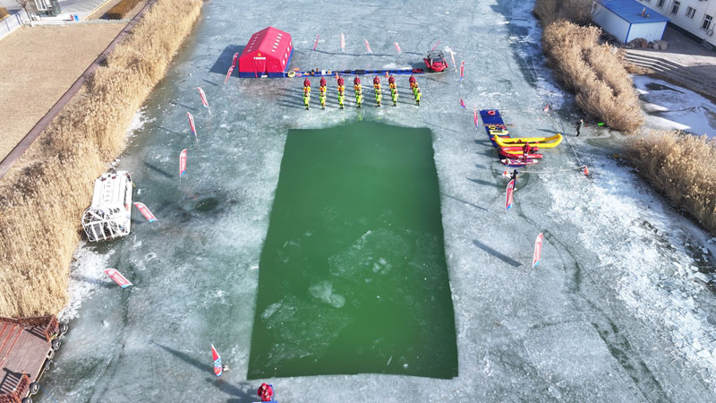 冰域进攻性游泳训练。蒋炜宸摄